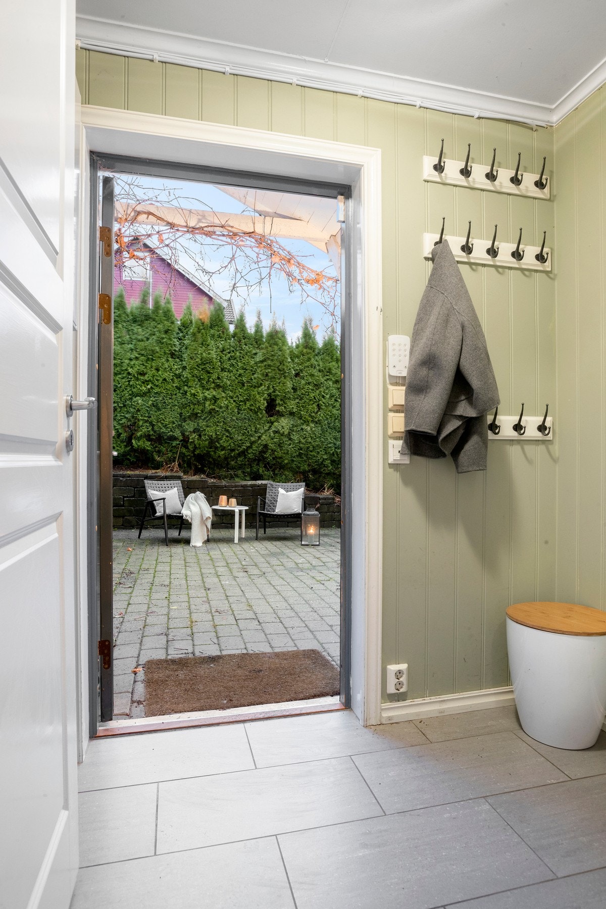 Hyggelig flislagt entre med varmekabel i gulvet. Galleribilde