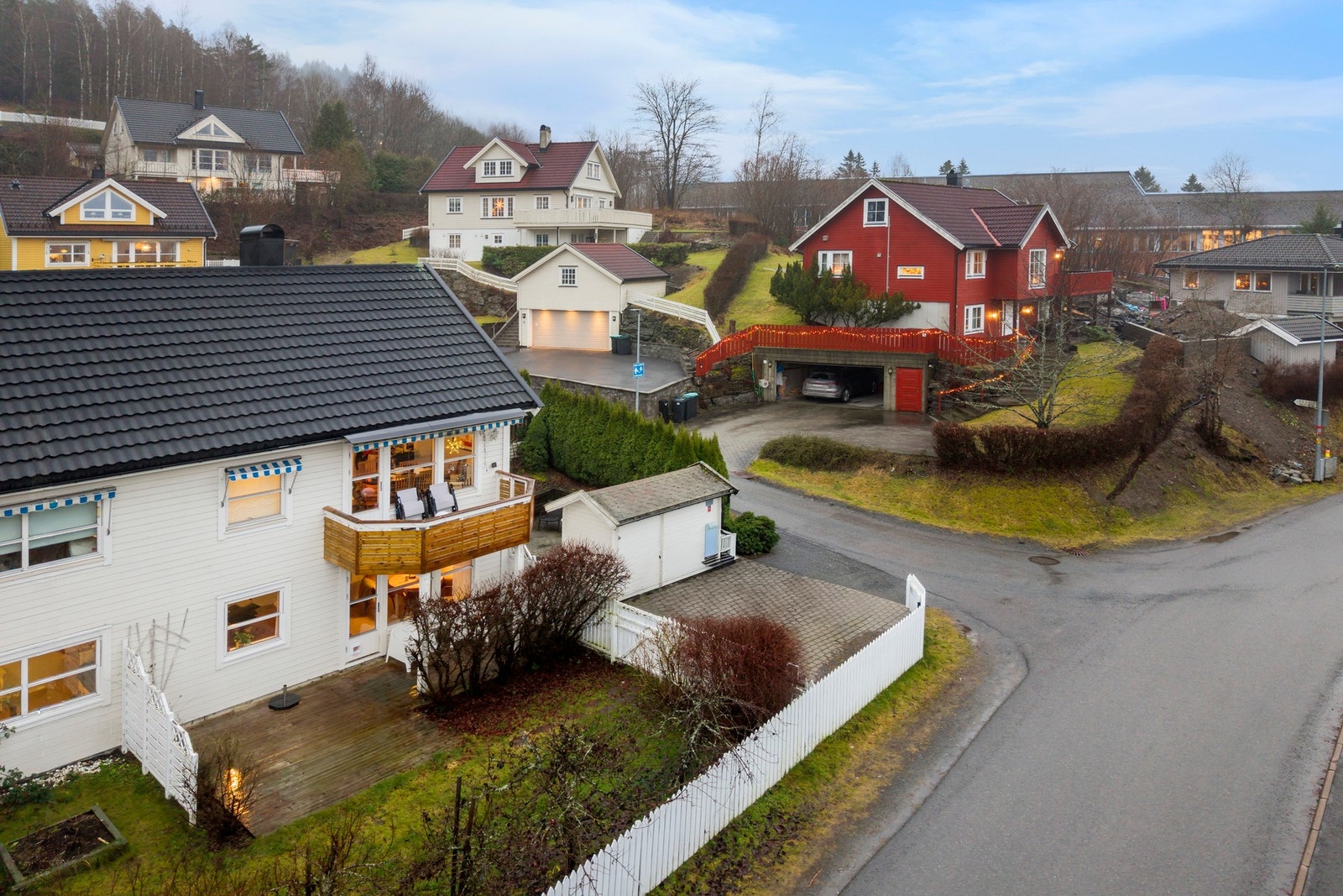 Solrik og usjenert beliggenhet med kort vei til Anna Krefting Skole. Galleribilde