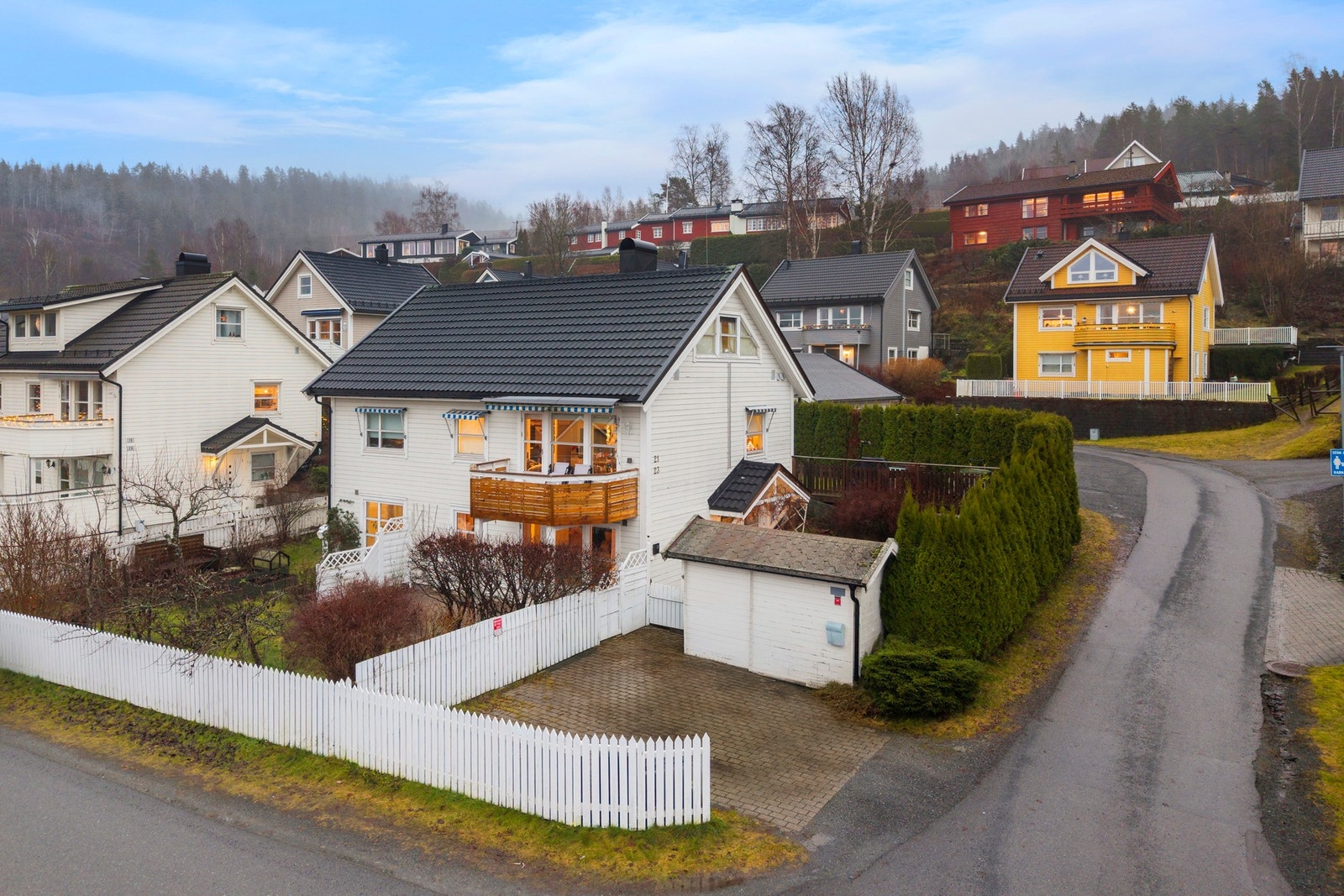 Stensatt gårdsplass med el-billader. Galleribilde
