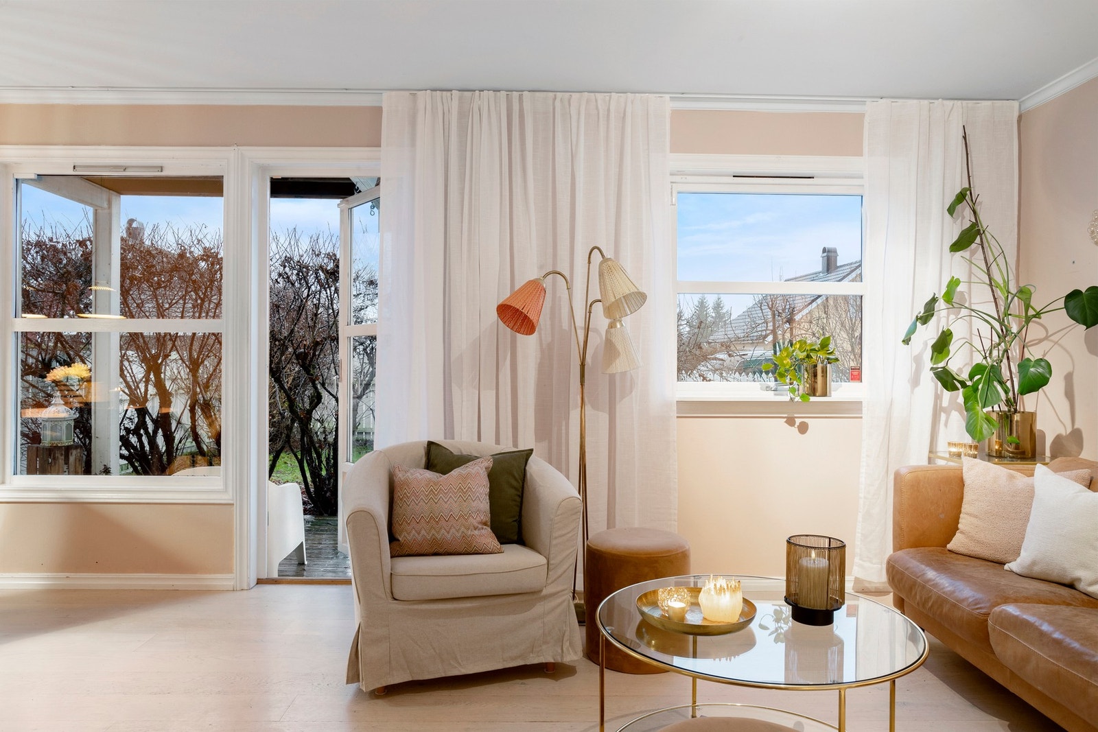 Stuen har direkte utgang til den delvis overbygde terrassen og den hyggelig hagen. Galleribilde