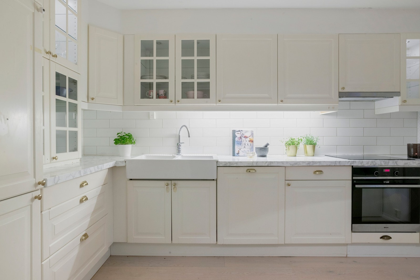 Kjøkkenet har en klassisk innredning fra 2009 med hvite fronter med profil. Godt med skap og benkeplass. Galleribilde