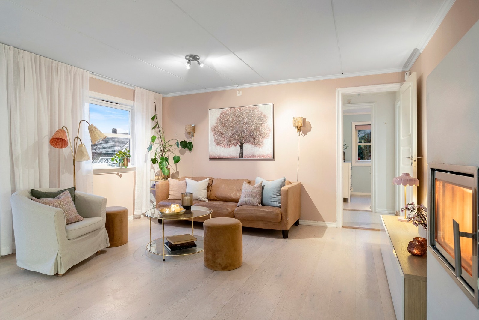 Stuen er malt i lyse og moderne farger med god plass til flere møbleringsoner. Galleribilde