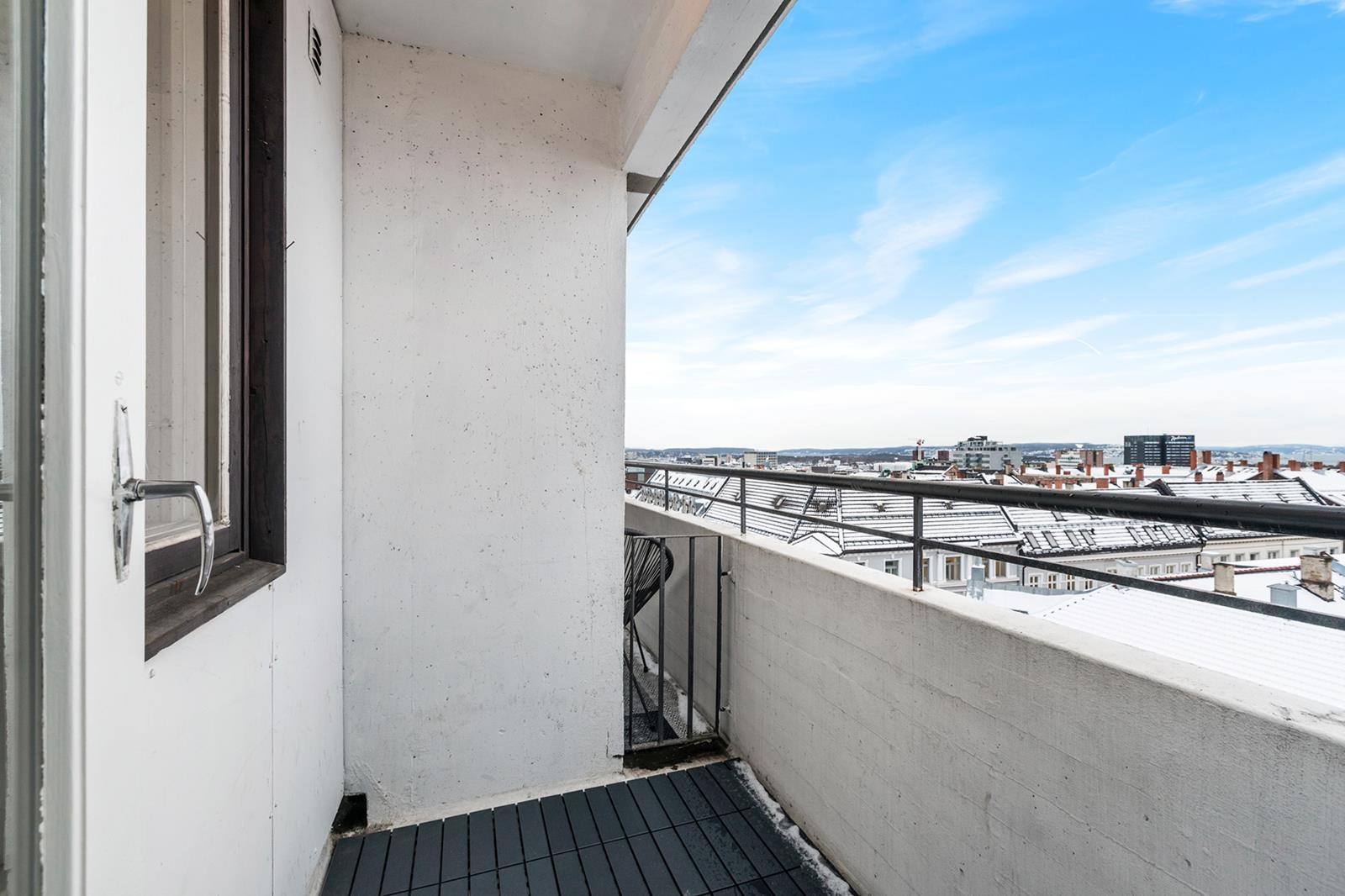 Balkongen har plass til utemøbler for å nye lange sommerkvelder Galleribilde