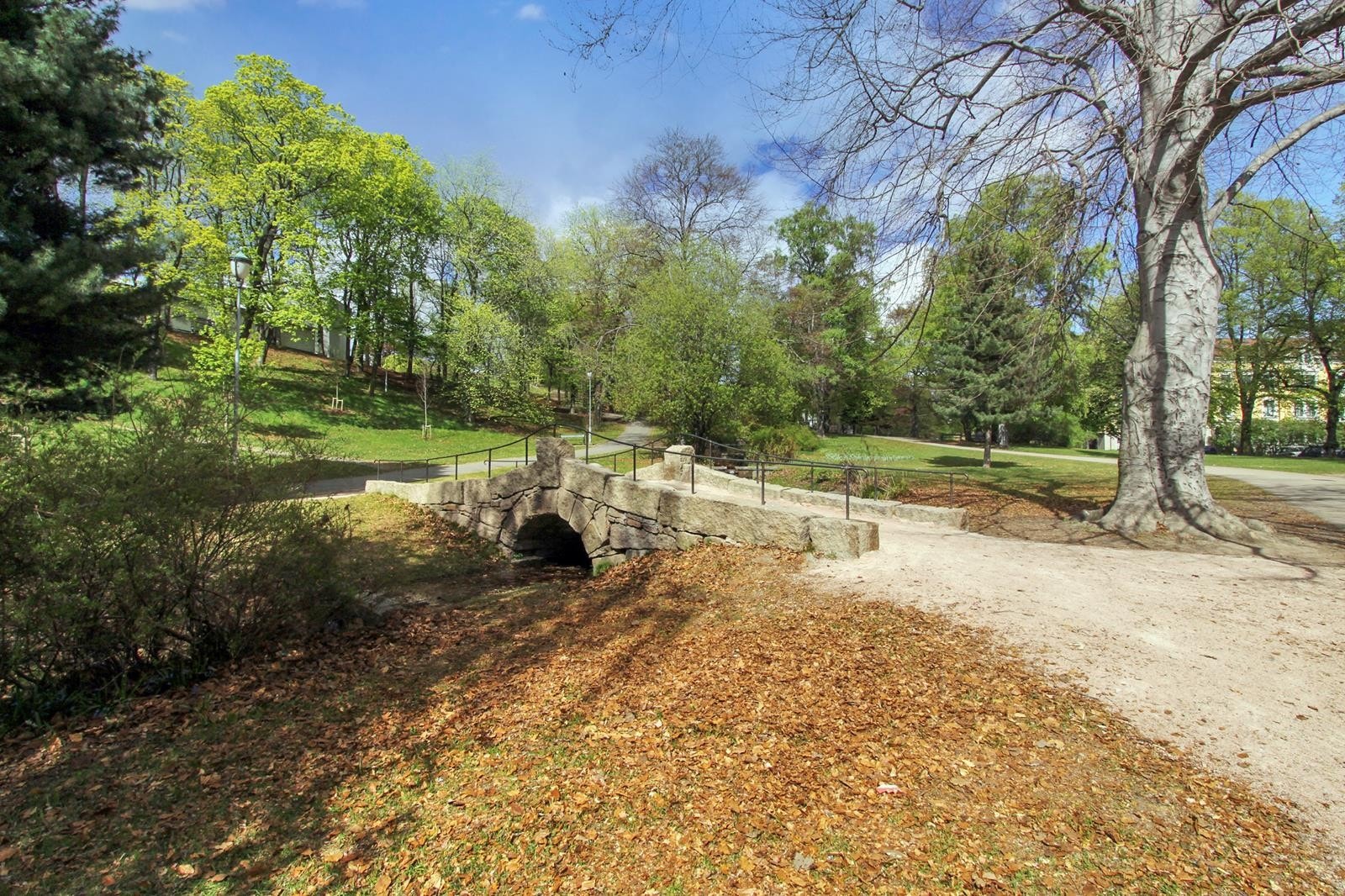 Rett utenfor bygården finner du St.Hanshaugen - her er store grøntarealer, Tuftepark og uteservering Galleribilde