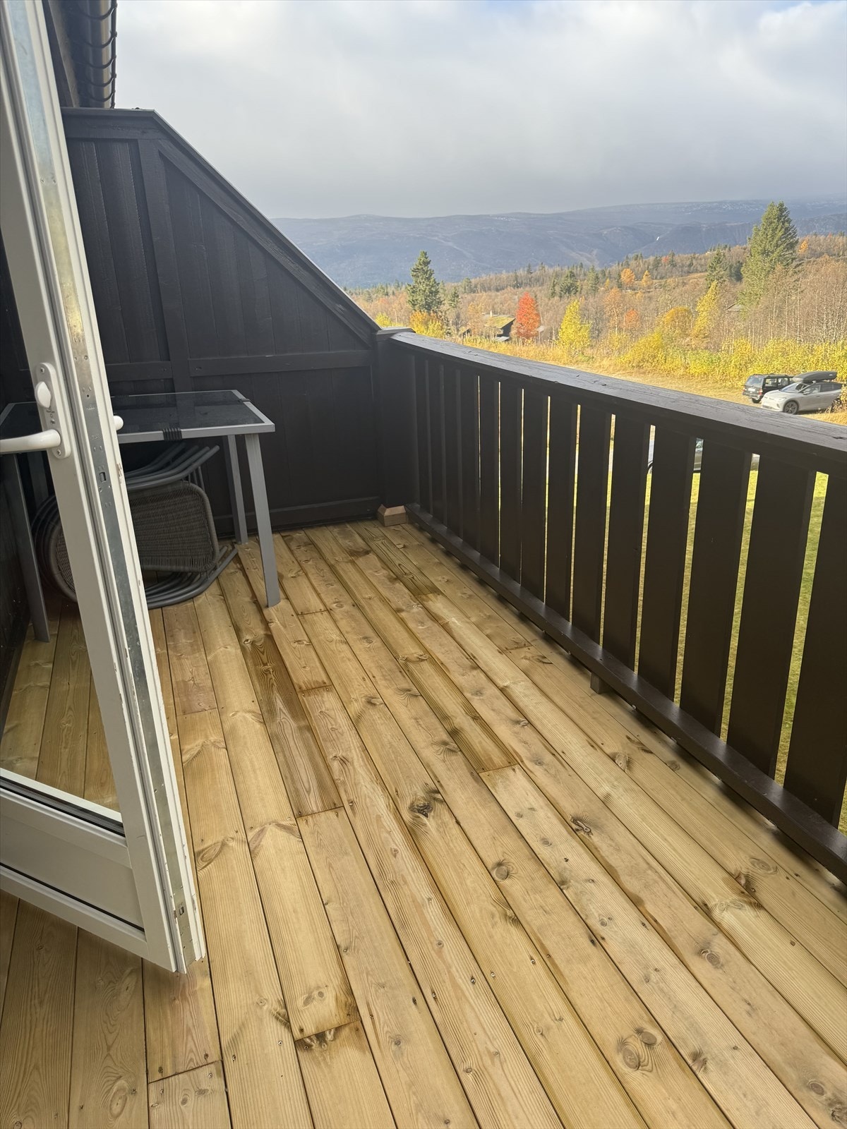 Selgers foto etter at det ble lagt nytt gulv på terrassen. Galleribilde