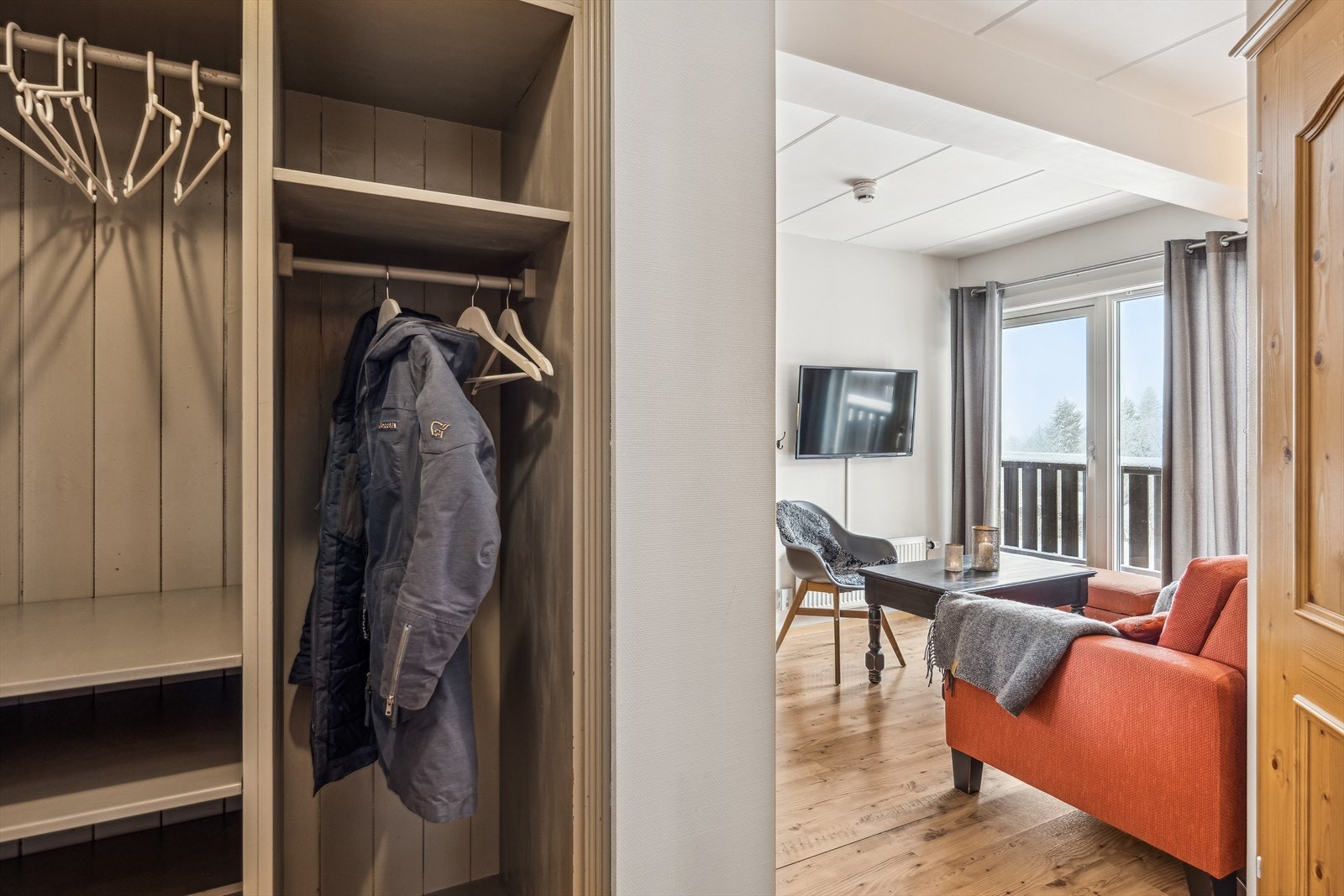 Velkommen inn! Entré med garderobe. Galleribilde