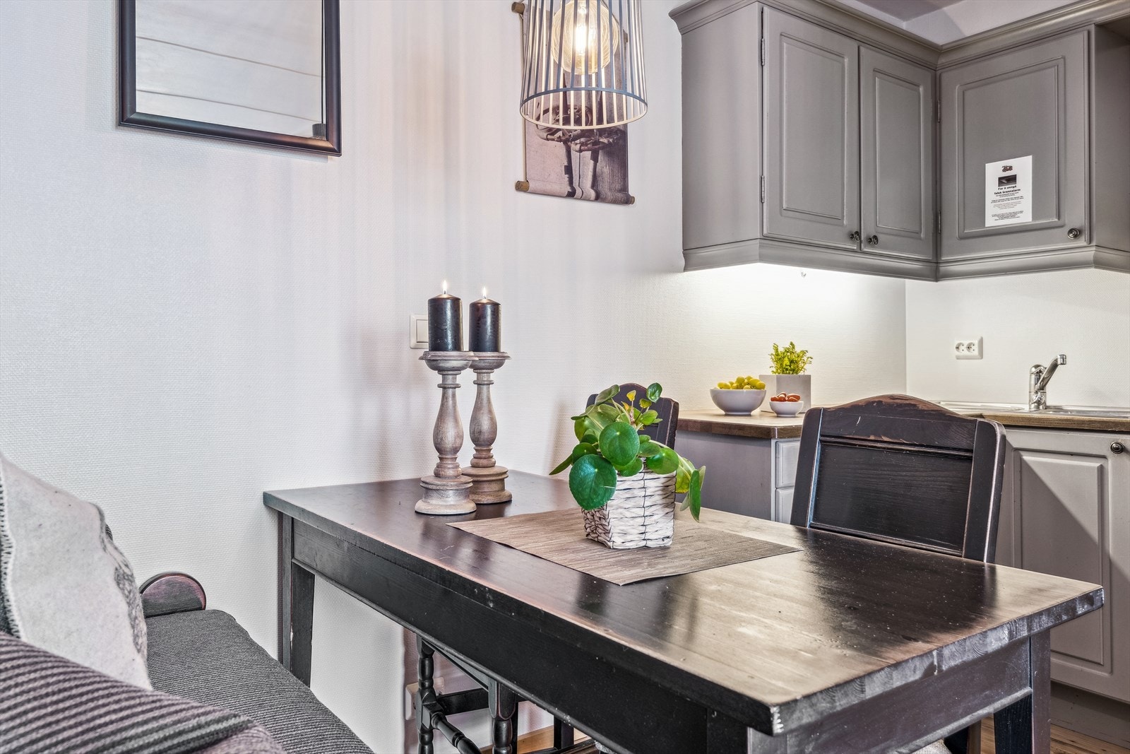 Koselig kjøkken med plass for spisegruppe. Galleribilde