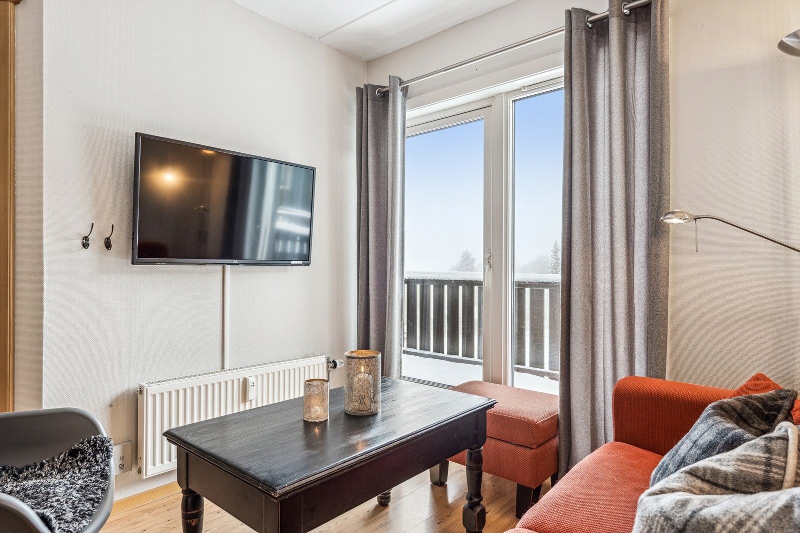 Pen og lys leilighet. Fra stuen går det dør ut til balkongen. Galleribilde