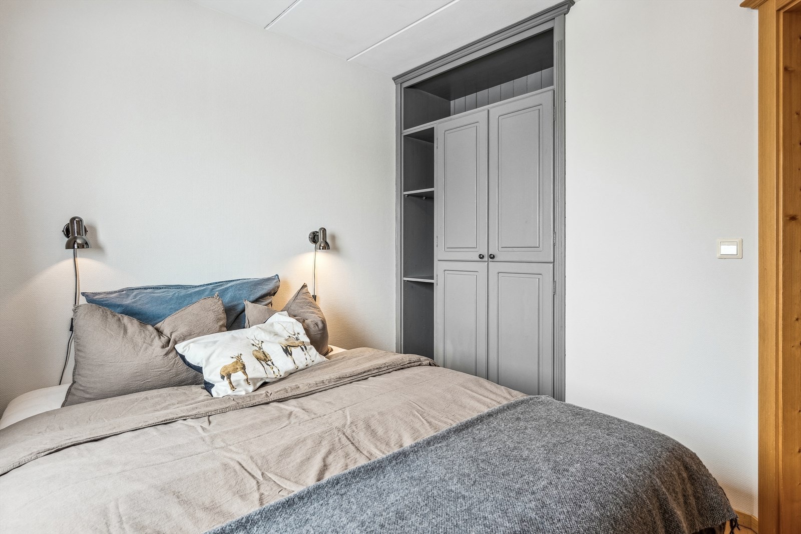 Innebygd garderobeløsning på soverom. Galleribilde