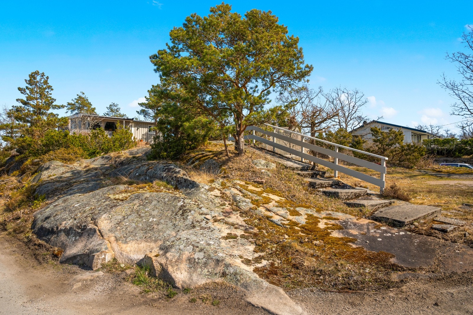 Det er kjørevei frem til tomta og enkel adkomst opp trappen Galleribilde
