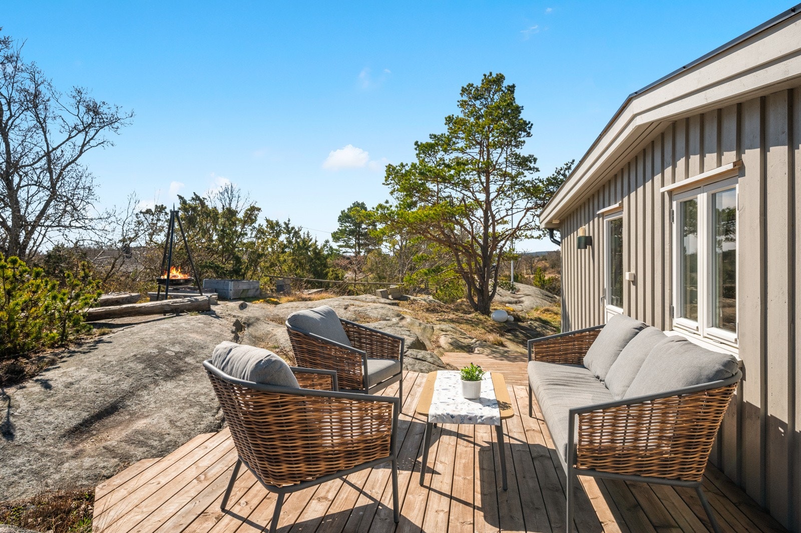 Hytta har veranda og platting med Møre Royal terrassegulv Galleribilde