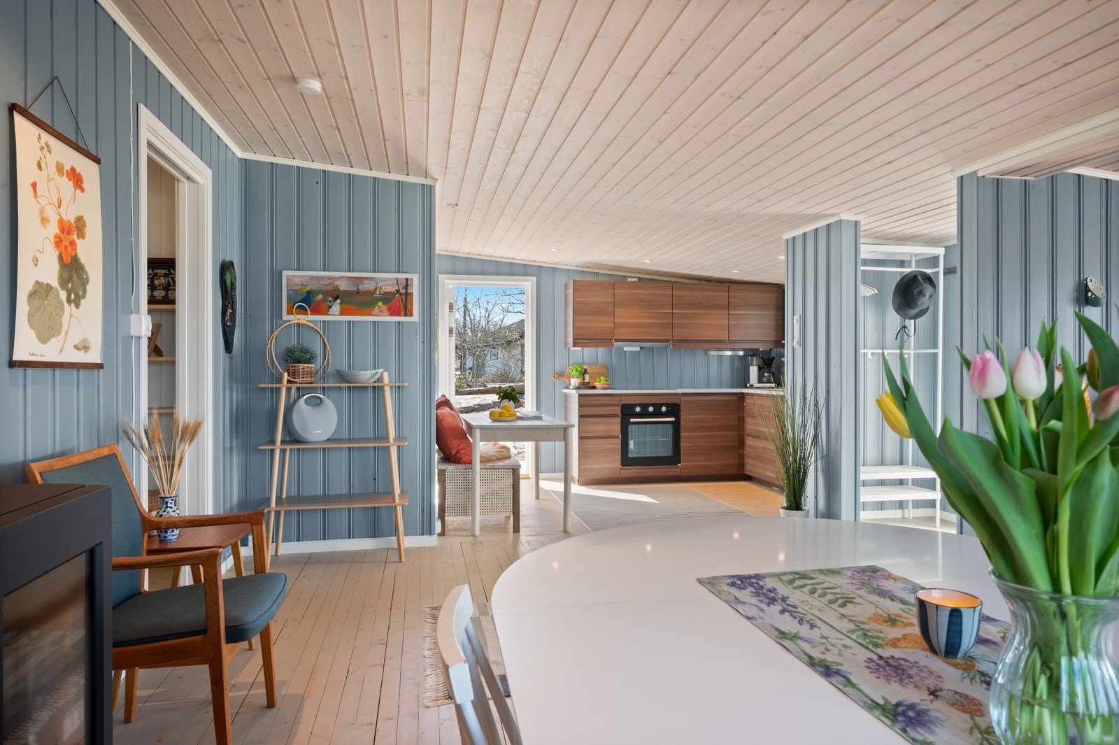 Kjøkken og stue med åpen løsning Galleribilde