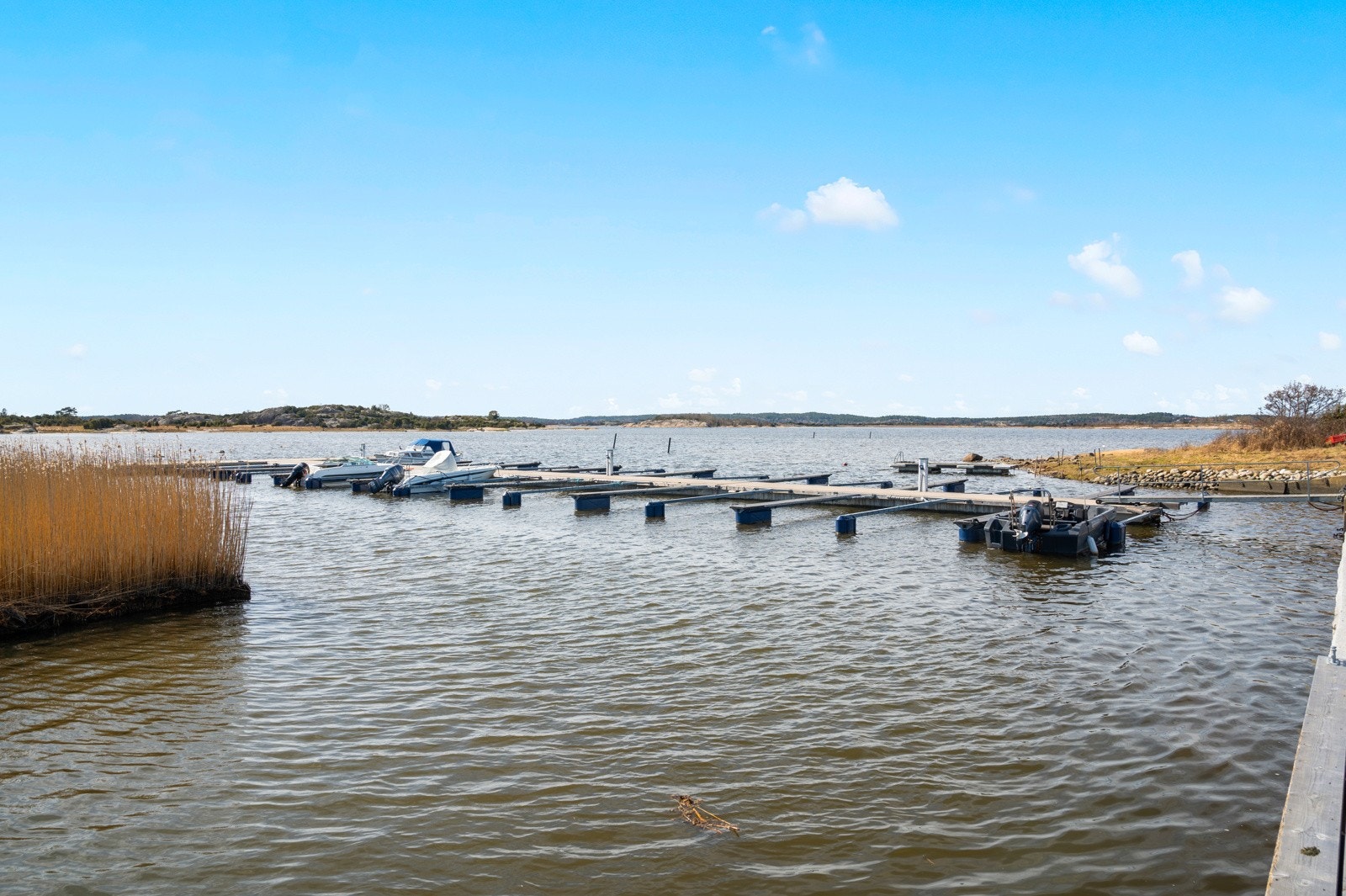 Det følger båtplass (kr 5000 i året). Dette er et fint utgangspunkt i skjærgården med Hvaler Sørover og Hankø i Nord. Fredrikstad er rett rundt pynten Galleribilde