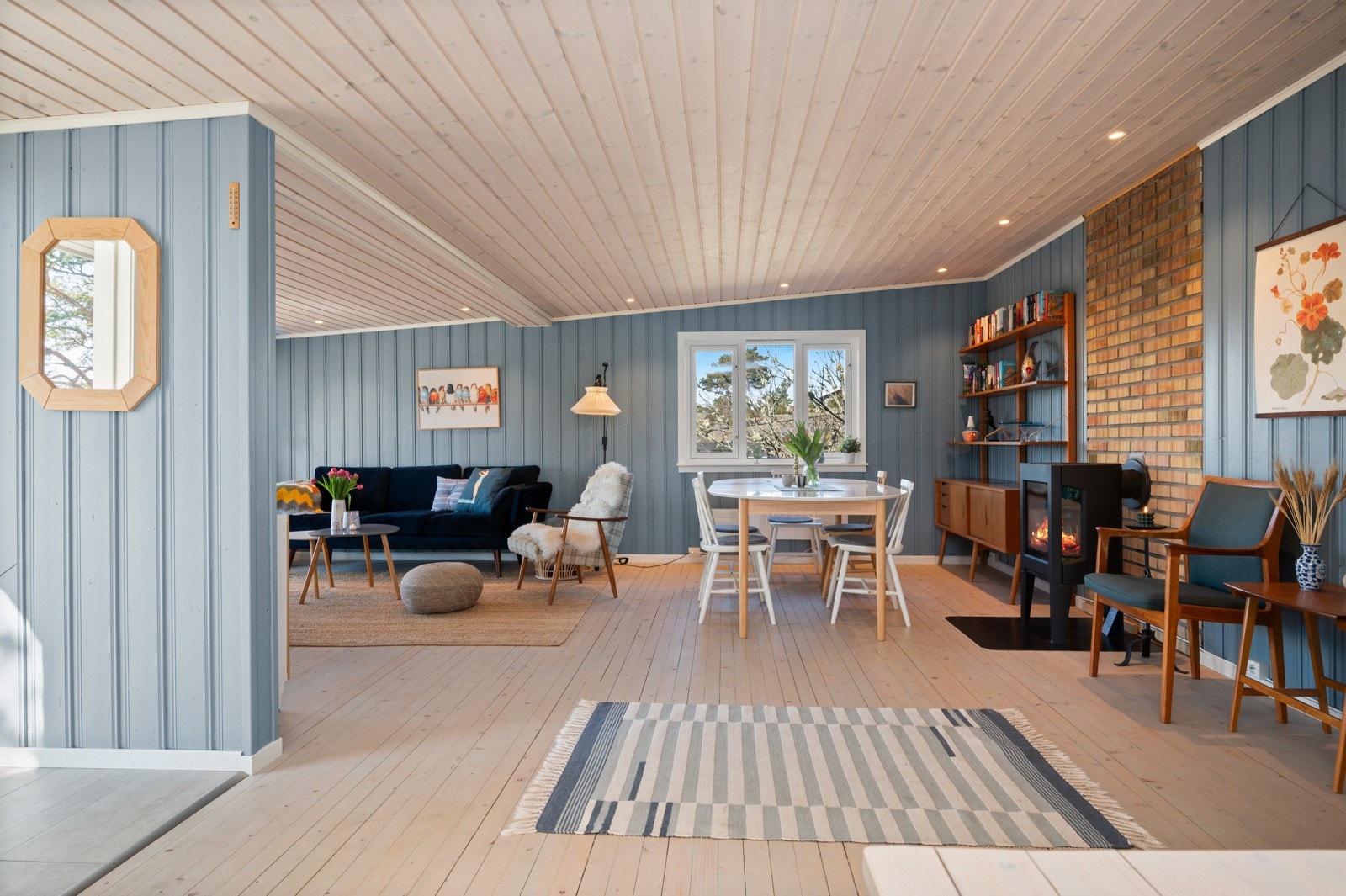 Stuen er koselig og har en lun atmosfære Galleribilde