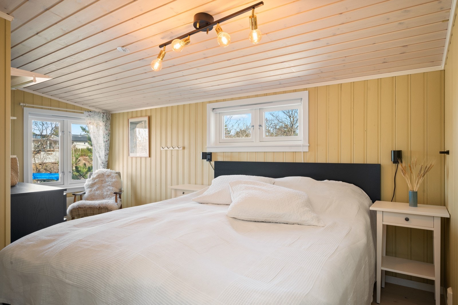 Det er tre soverom i hytta og totalt åtte sengeplasser, dette er fra det største Galleribilde