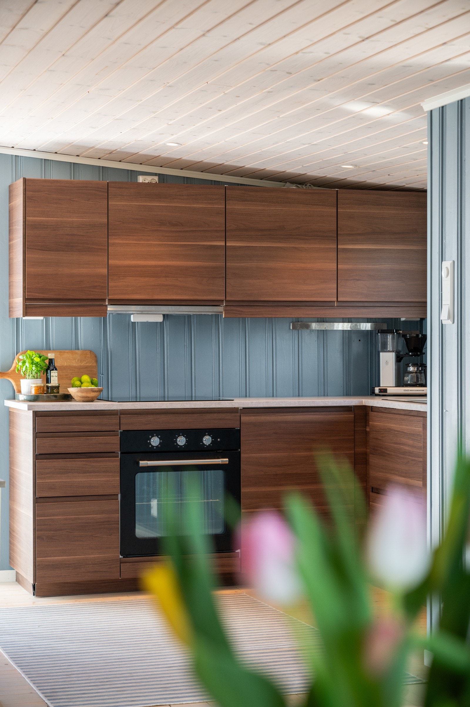 Lekker kjøkkeninnredning med integrerte hvitevarer Galleribilde