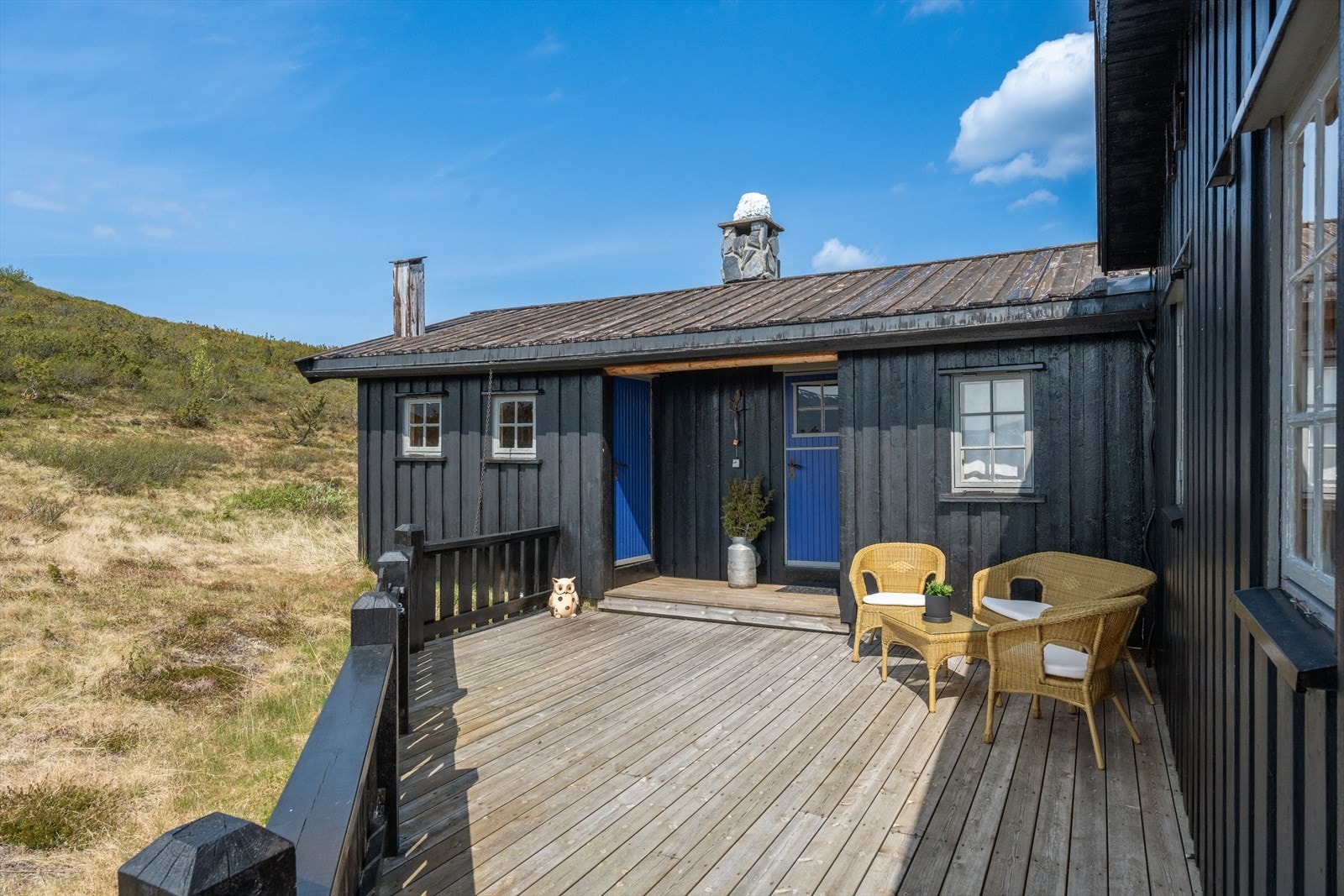 Det tidligere annekset er bygd sammen med hytta, og i hjørnet mellom byggene er det laget en lun og solrik terrasse. Galleribilde