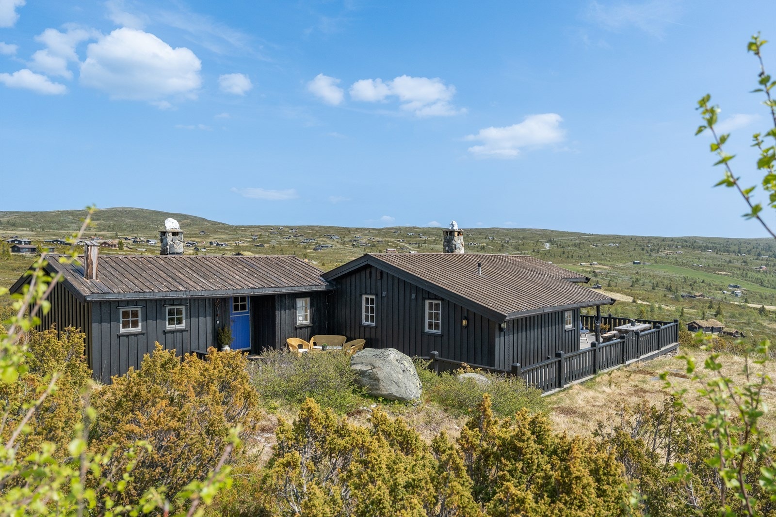 Hytta har innlagt strøm, vann og avløp, så her er det enkelt å samle familie og venner til gode dager på fjellet! Galleribilde
