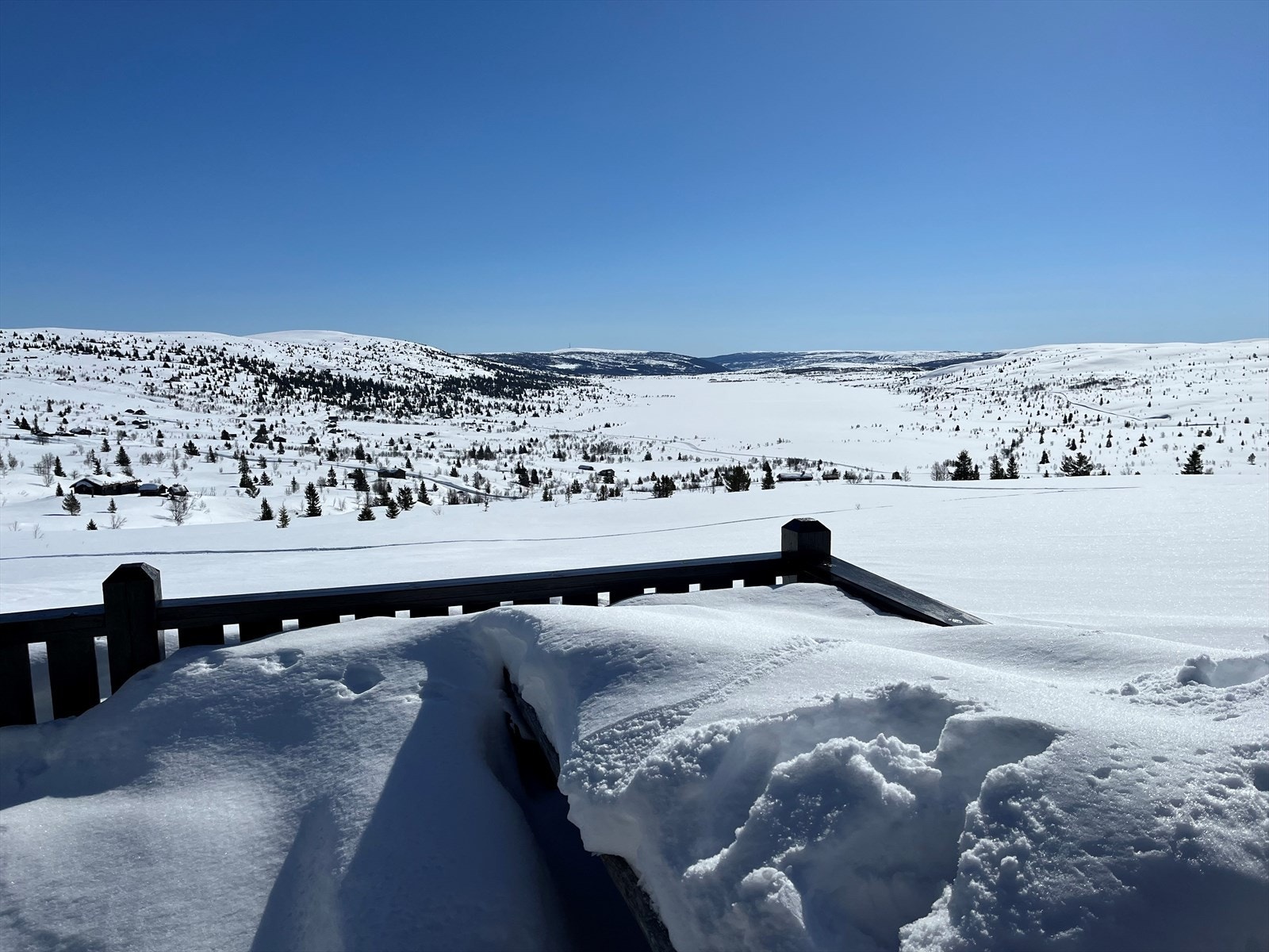 Hyttta ligger meget solrikt til på en liten kolle, ca. 1.000 moh, og har åpen utsikt mot glitrende fjellvann, vakre stølsfjell og flotte fjell. (Selgers bilde) Galleribilde
