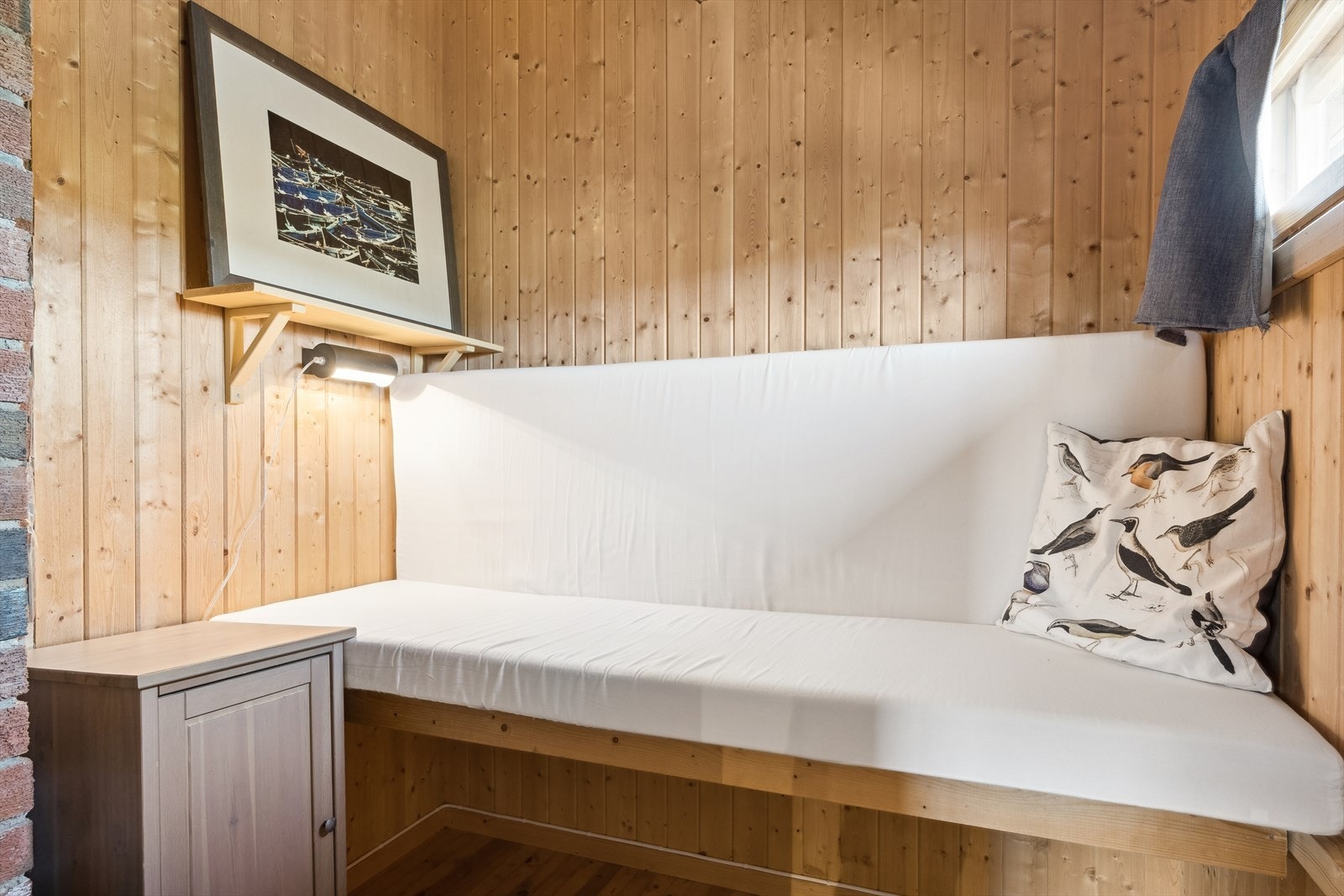 I den tidligere badstua har selger laget en enkel plassbygd seng. (Dette er ikke byggemeldt.) Galleribilde
