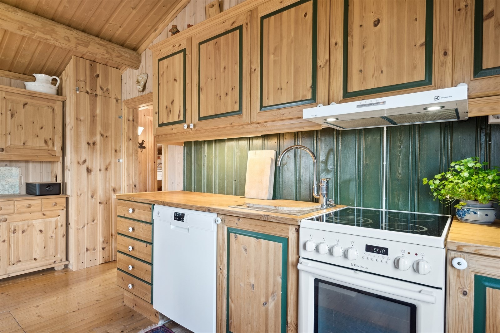 Kjøkkenet har heltre innredningen med over-og underskap, samt heltre benkeplate med oppvaskkum stål. Galleribilde