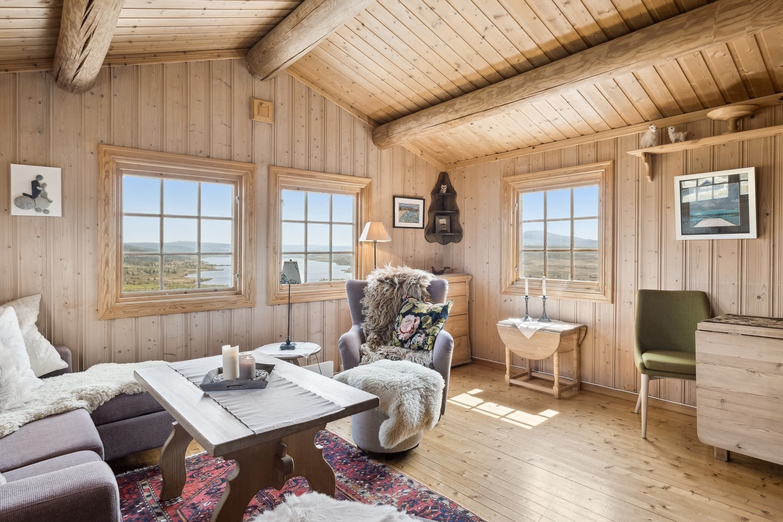 Her er det vakker og spennende utsikt som stadig varierer med skiftende vær og lysforhold! Galleribilde