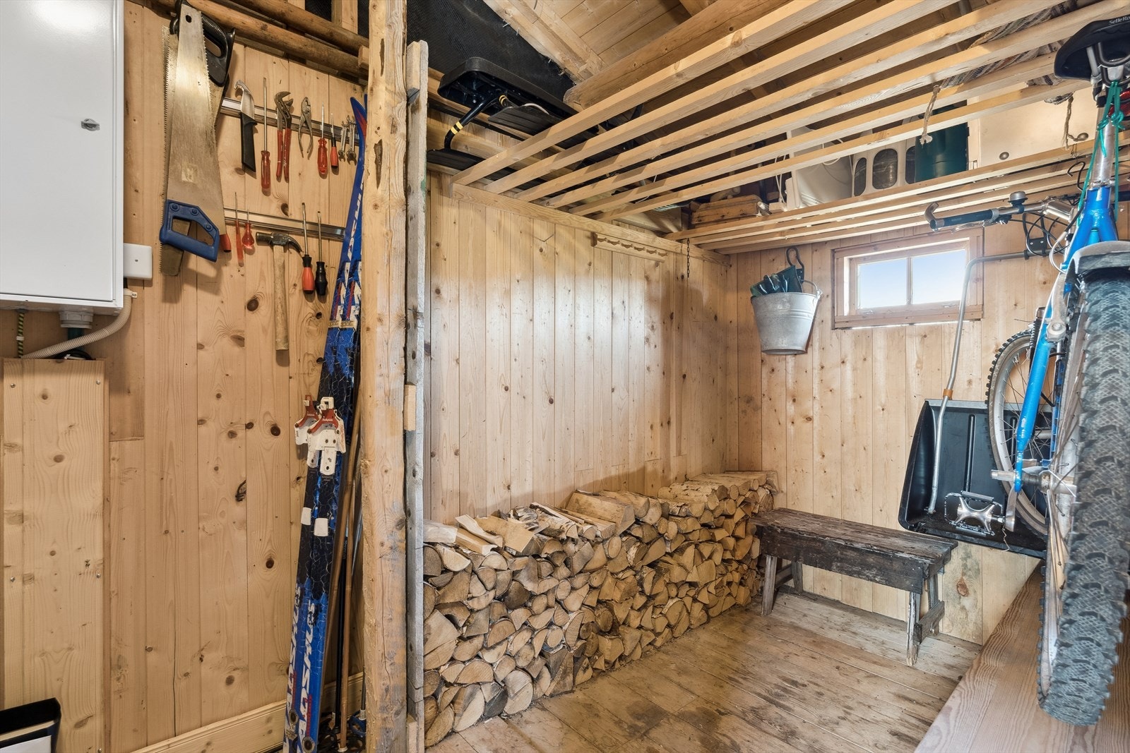I den romslige boden er god plass til ved, ski, akebrett, sykler ol. Galleribilde