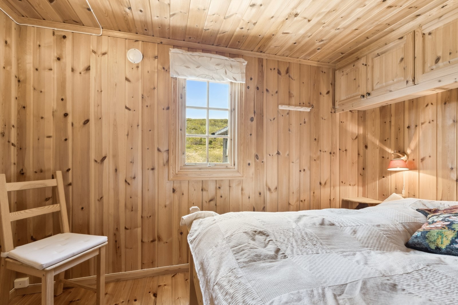 I selve hoveddelen av hytta er det to soverom. Soverommene er i god størrelse hvor hovedsoverommet har dobbeltseng med plassbygde skap over. Galleribilde