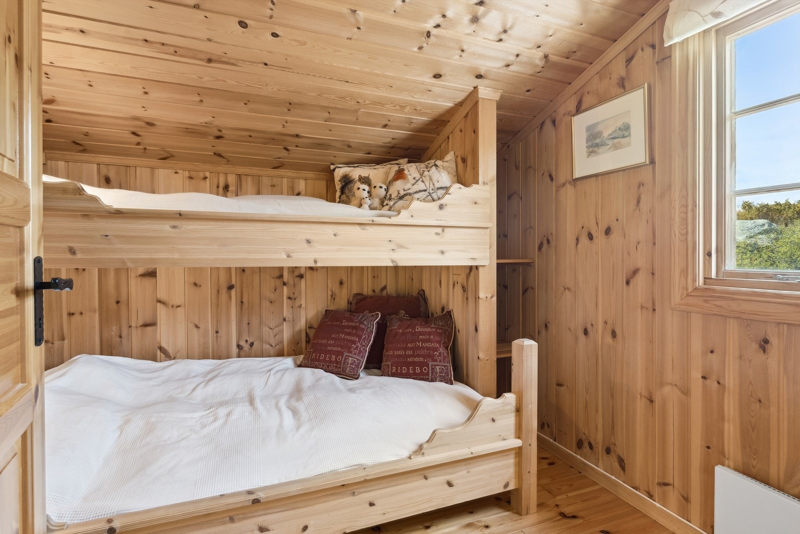 På det andre soverommet er det fin, plassbygd familiekøye og hyller. Galleribilde