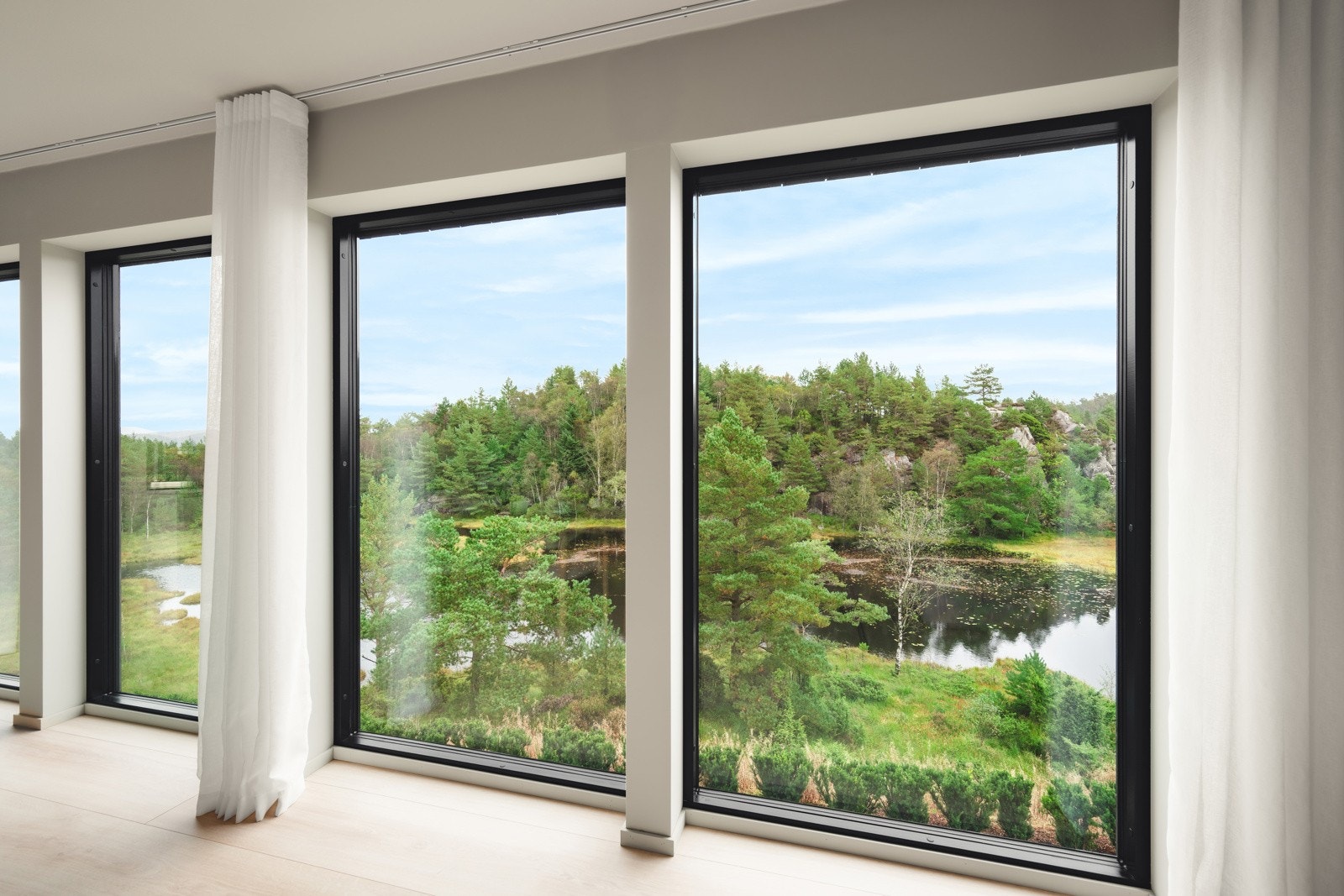 Flott utsikt fra stue og kjøkken. Galleribilde