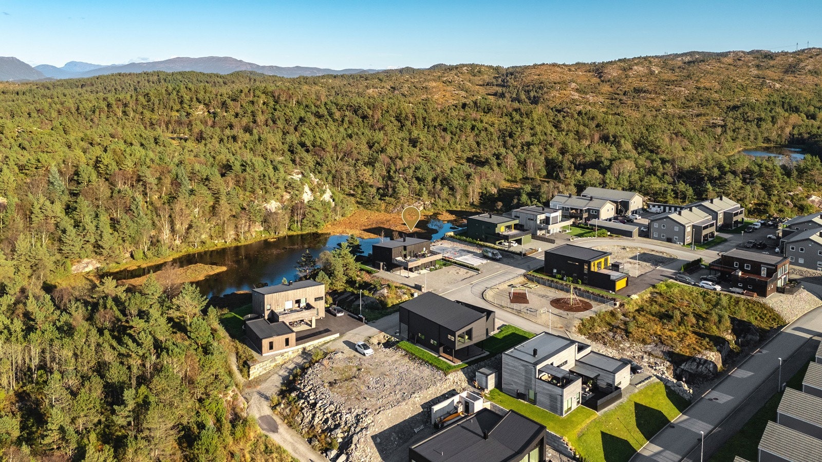Eiendommen har fin beliggenhet på Padlane i rolige og naturskjønne omgivelser med kort vei til skole og barnehage. Galleribilde
