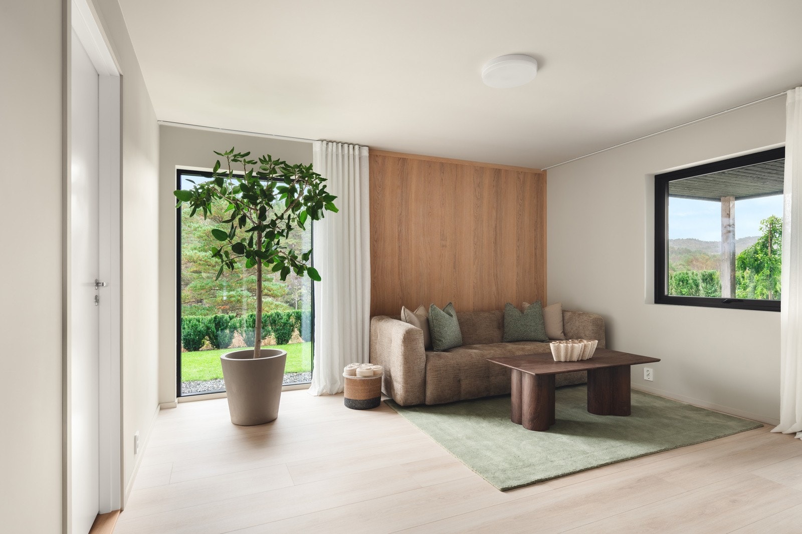 Kjellerstuen er et lyst og fleksibelt rom som åpner for mange muligheter - perfekt som TV-stue, lekerom, hobbyrom eller et ekstra oppholdsrom. Galleribilde