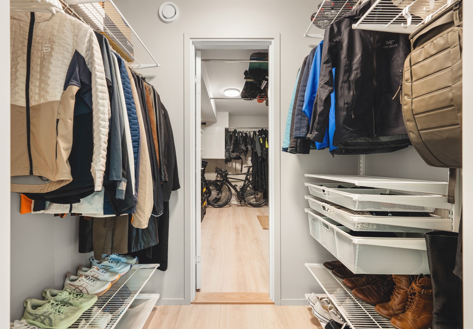 Eget garderoberom som gir rikelig plass til klær, sko og sesongutstyr - en praktisk løsning som bidrar til orden og oversikt i hjemmet. Galleribilde
