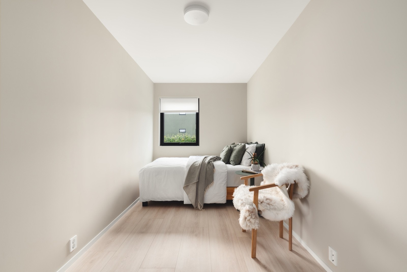 Lyst og moderne soverom i første etasje med god plass og fine lysforhold. Galleribilde