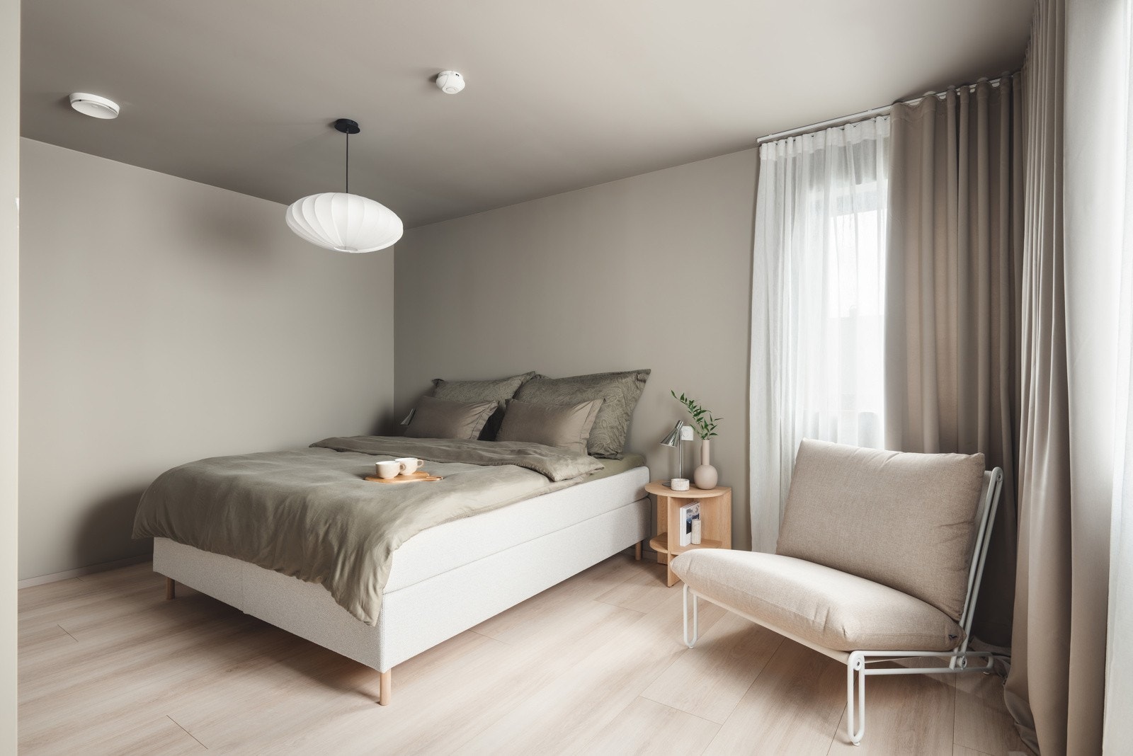 Hovedsoverommet er romslig og gjennomført, med god plass til både seng og møblering. Galleribilde