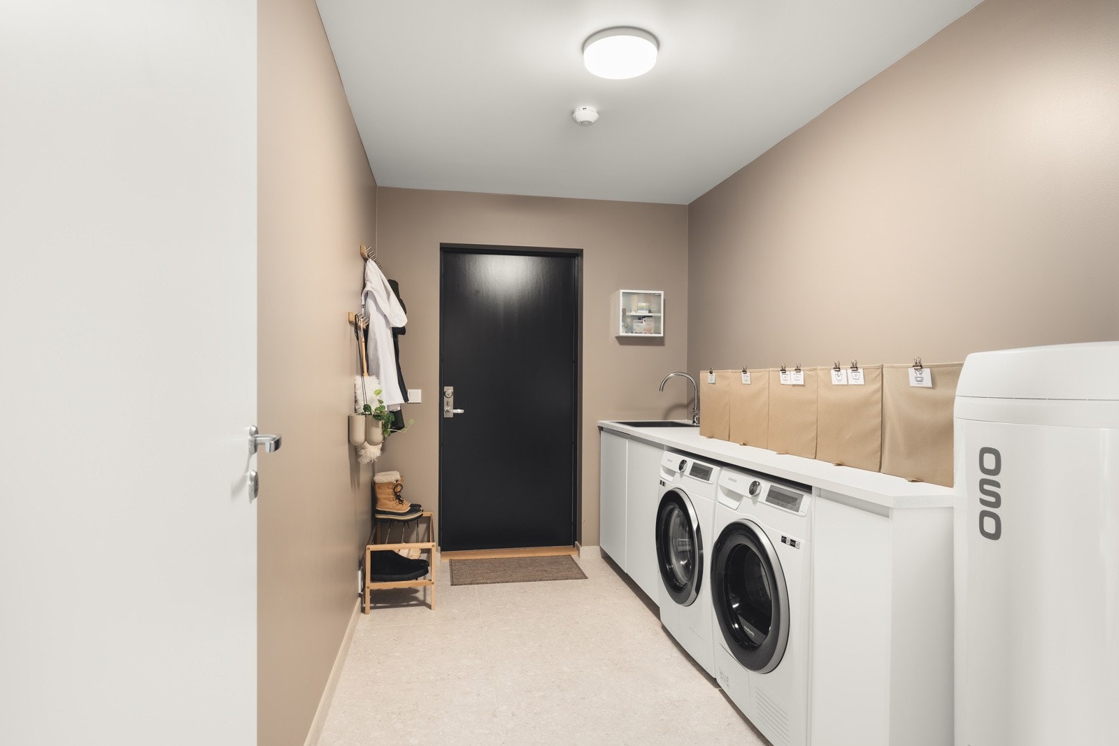 Praktisk vaskerom kombinert med biinngang, som gir god funksjonalitet i hverdagen. Galleribilde