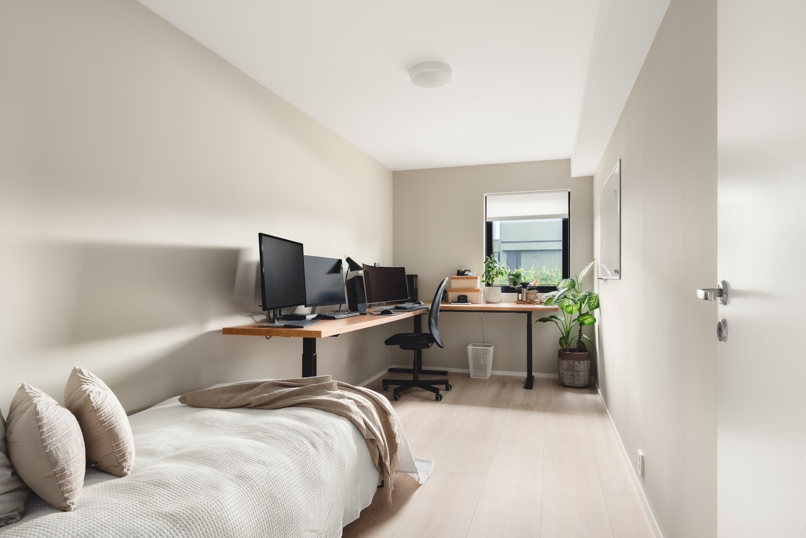 Lyst og moderne soverom i første etasje som også kan brukes som kontor. Galleribilde