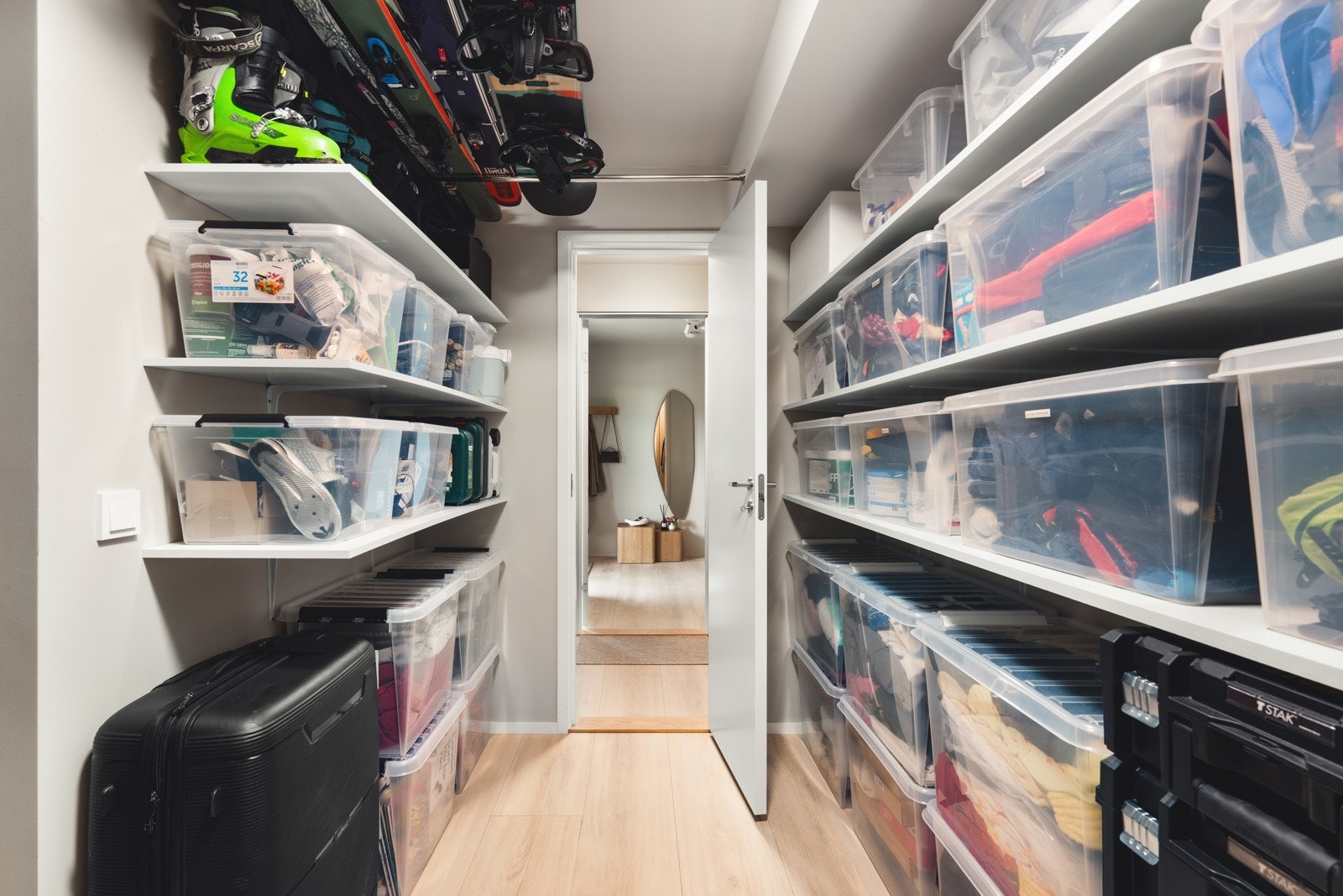 Biinngang kombinert med teknisk rom og bod, som gir smarte løsninger for oppbevaring. Galleribilde