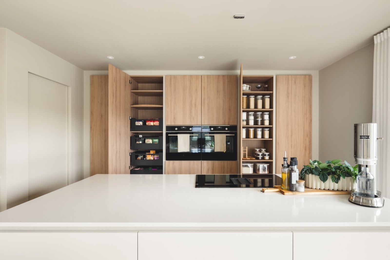 Kjøkkenet er utstyrt med integrerte hvitevarer, inkludert kjøleskap, oppvaskmaskin, induksjonstopp med integrert ventilator, stekeovn, samt vannstoppsystem og komfyrvakt. Galleribilde