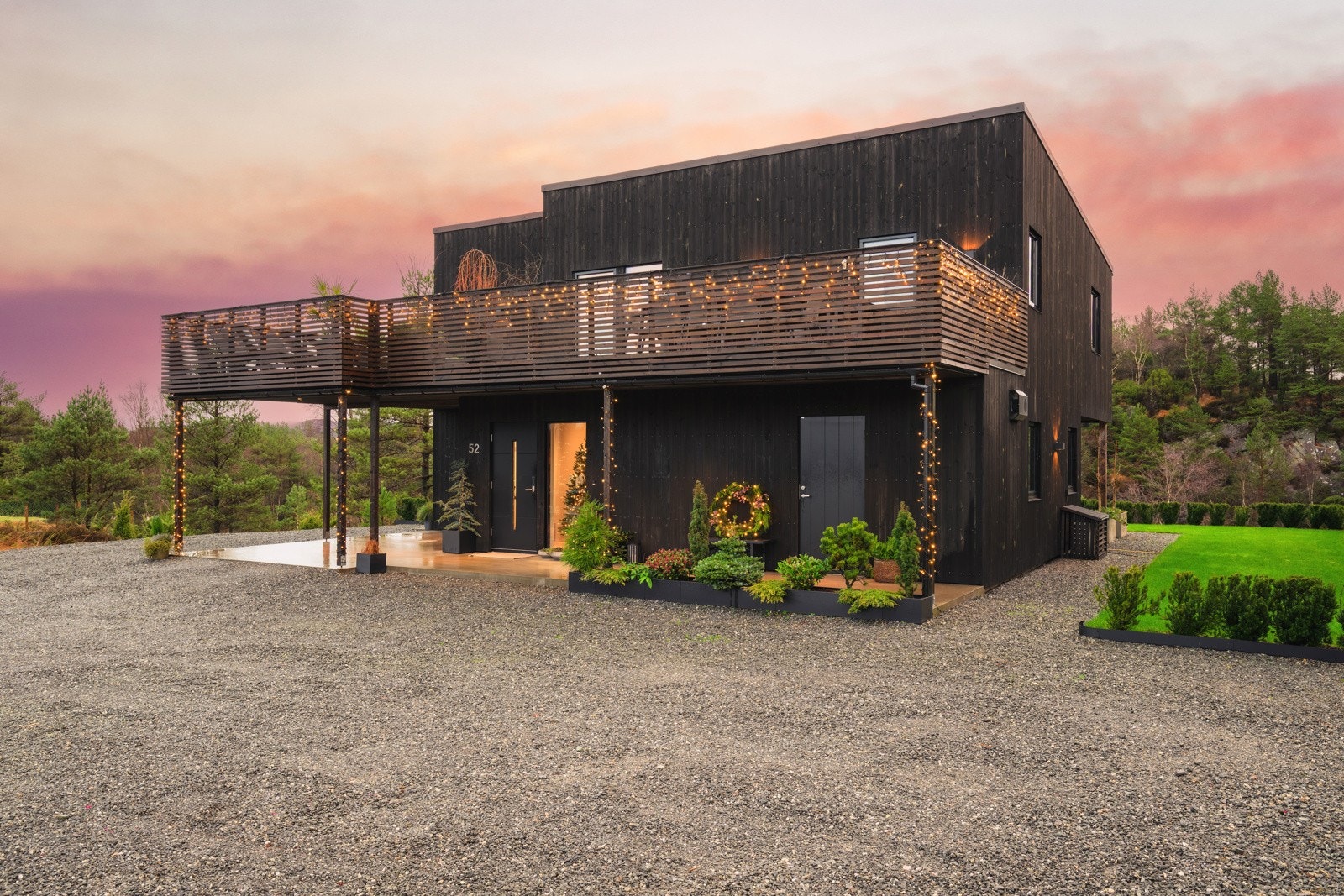 Mot vest finner du en stor terrasse med gode solforhold ? perfekt for kos og samvær. Galleribilde