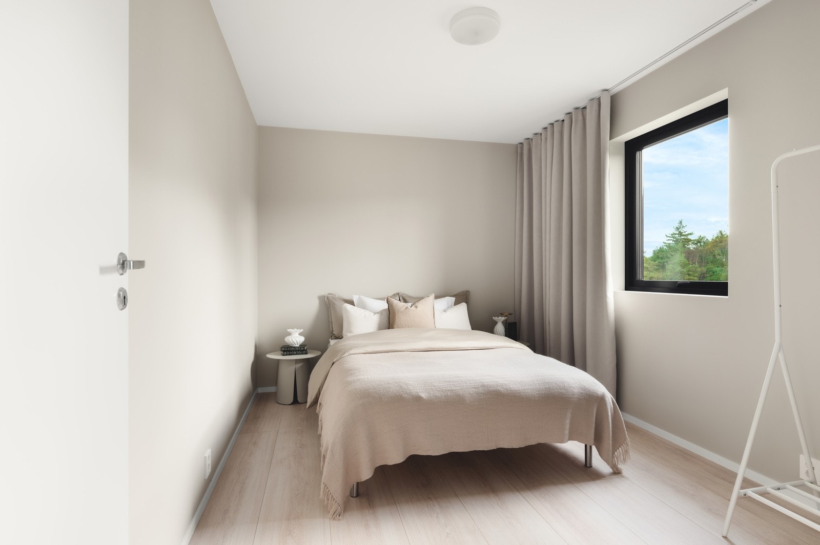 Lyst og moderne soverom i første etasje med god plass og fine lysforhold. Galleribilde