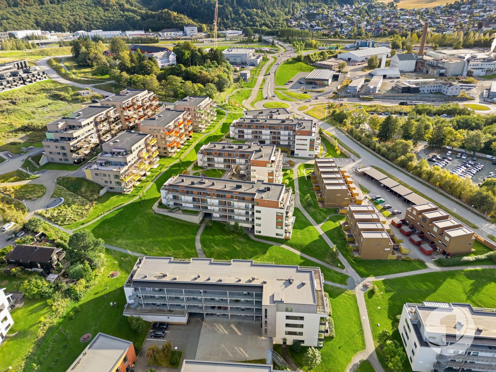 Sameiet har en svært populær beliggenhet, fremstår veldrevet og består av leiligheter i forskjellige størrelser og rekkehus. Galleribilde