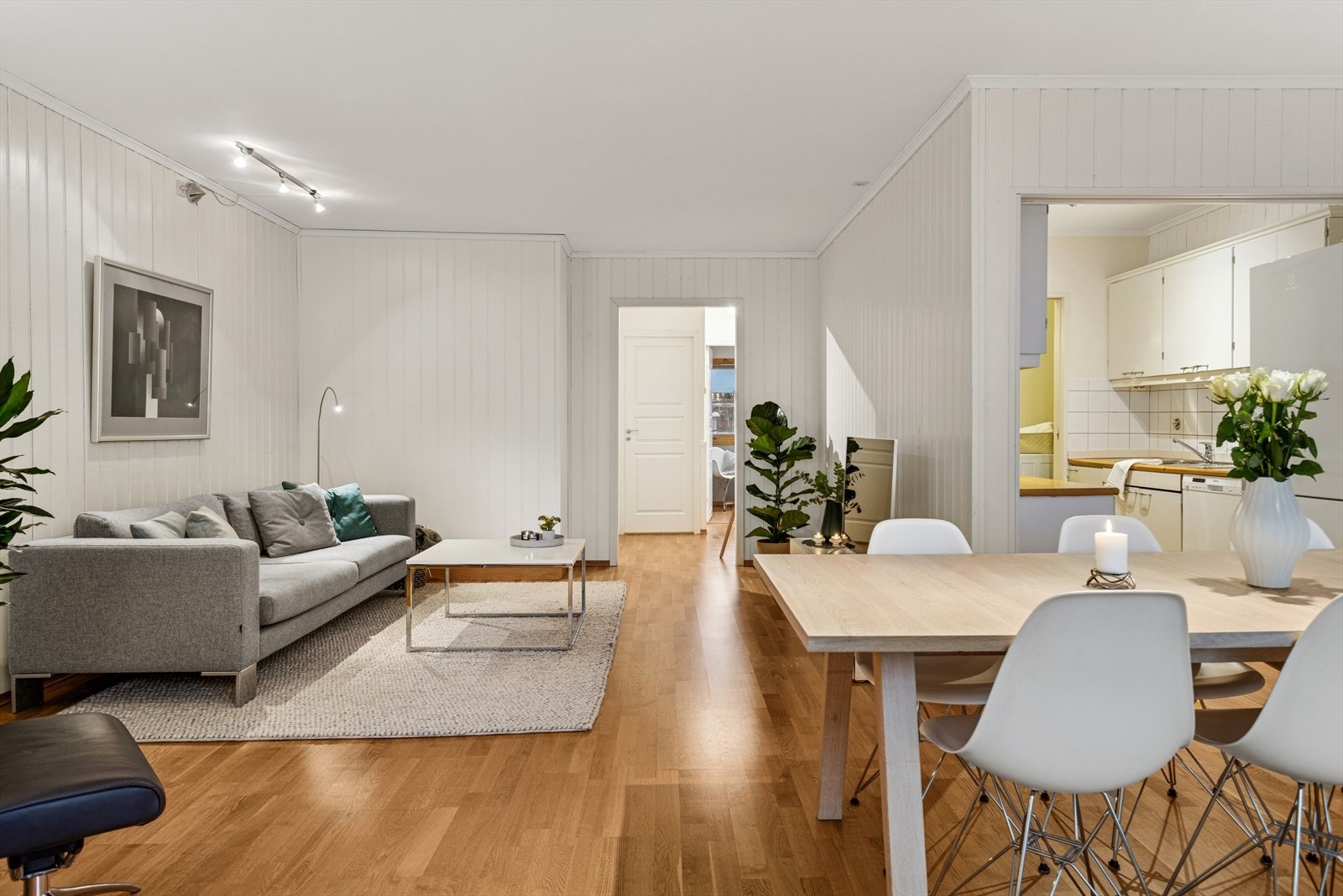 Åpen løsning mellom stue og spisestue, samt spisestue og kjøkken. Galleribilde