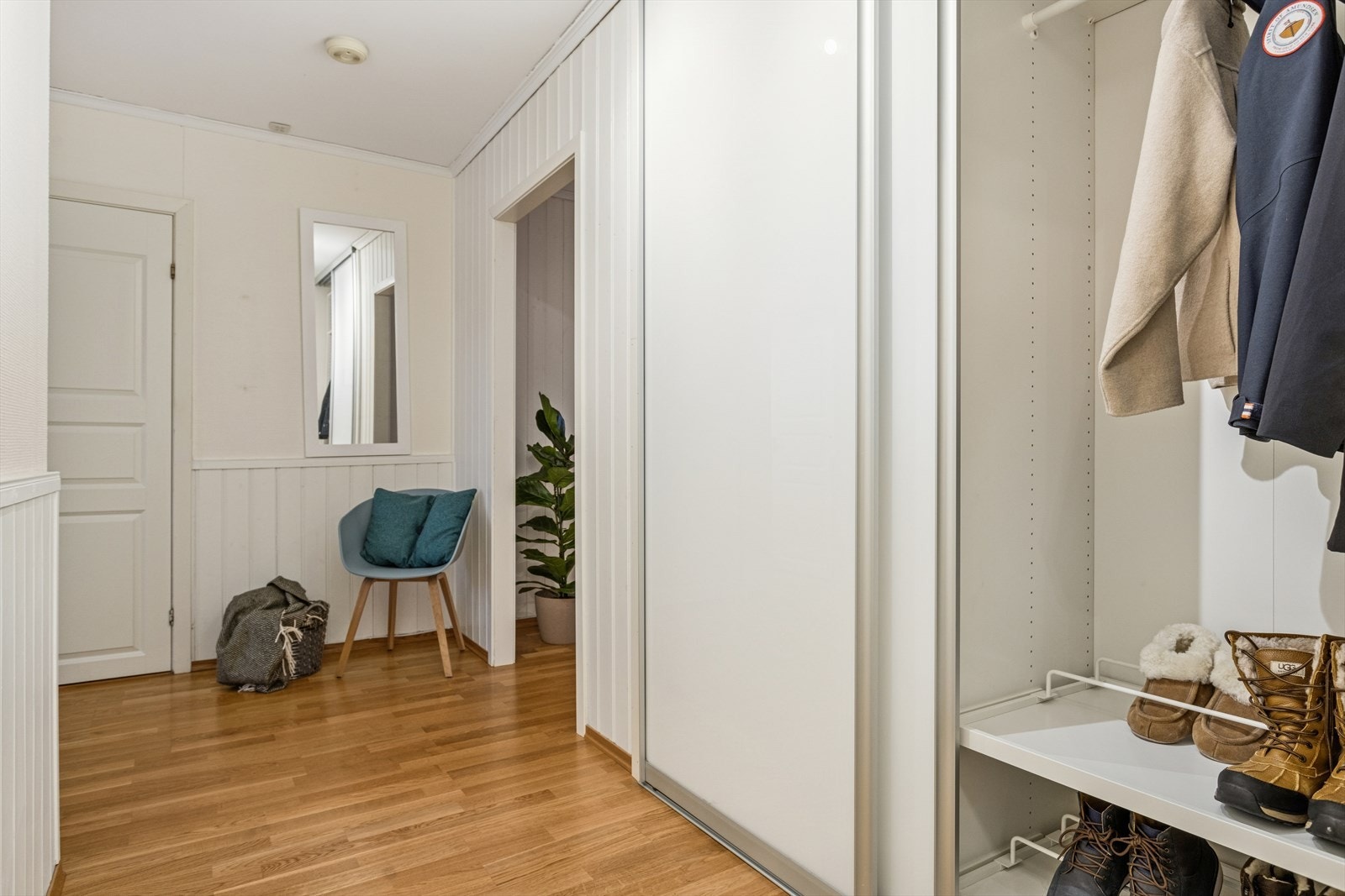 Fra entréen er det inngang mot de 3 soverommene. Galleribilde