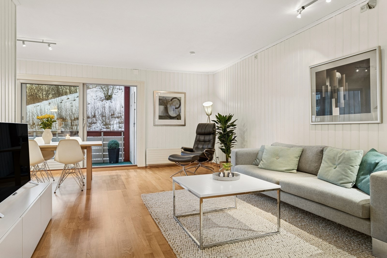 Lys og god stue med lesekrok og utgang til verandaen. Galleribilde