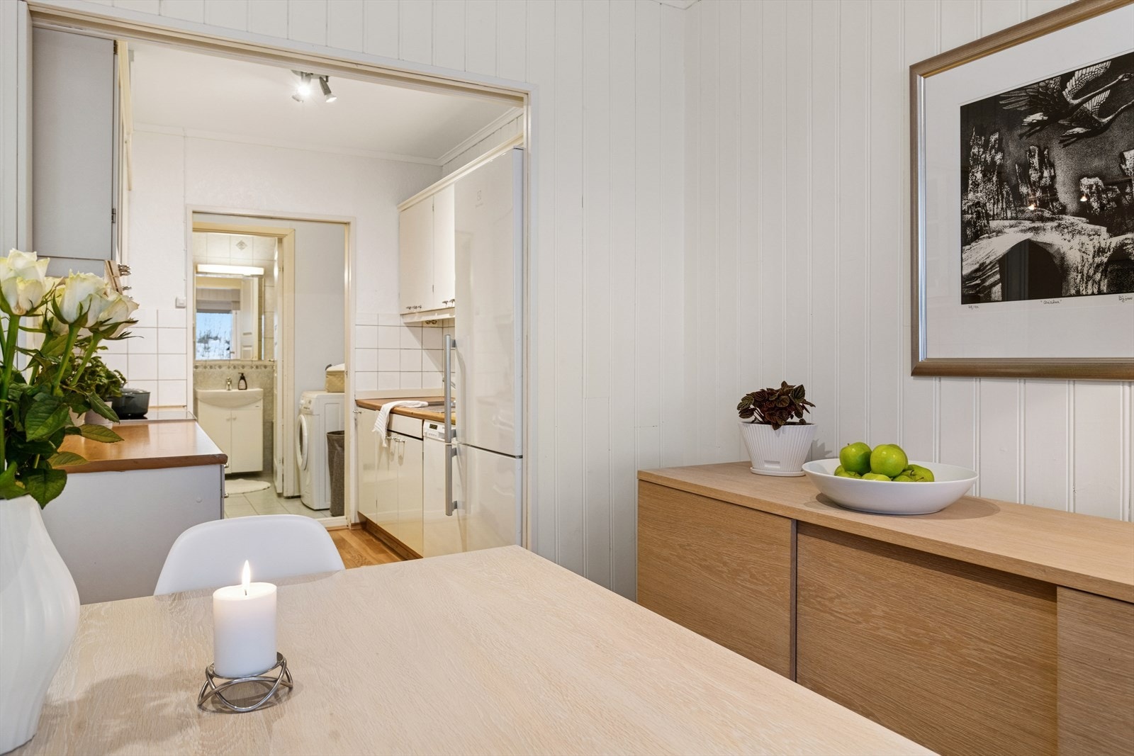 Åpen løsning mot kjøkken og vaskerom. Galleribilde