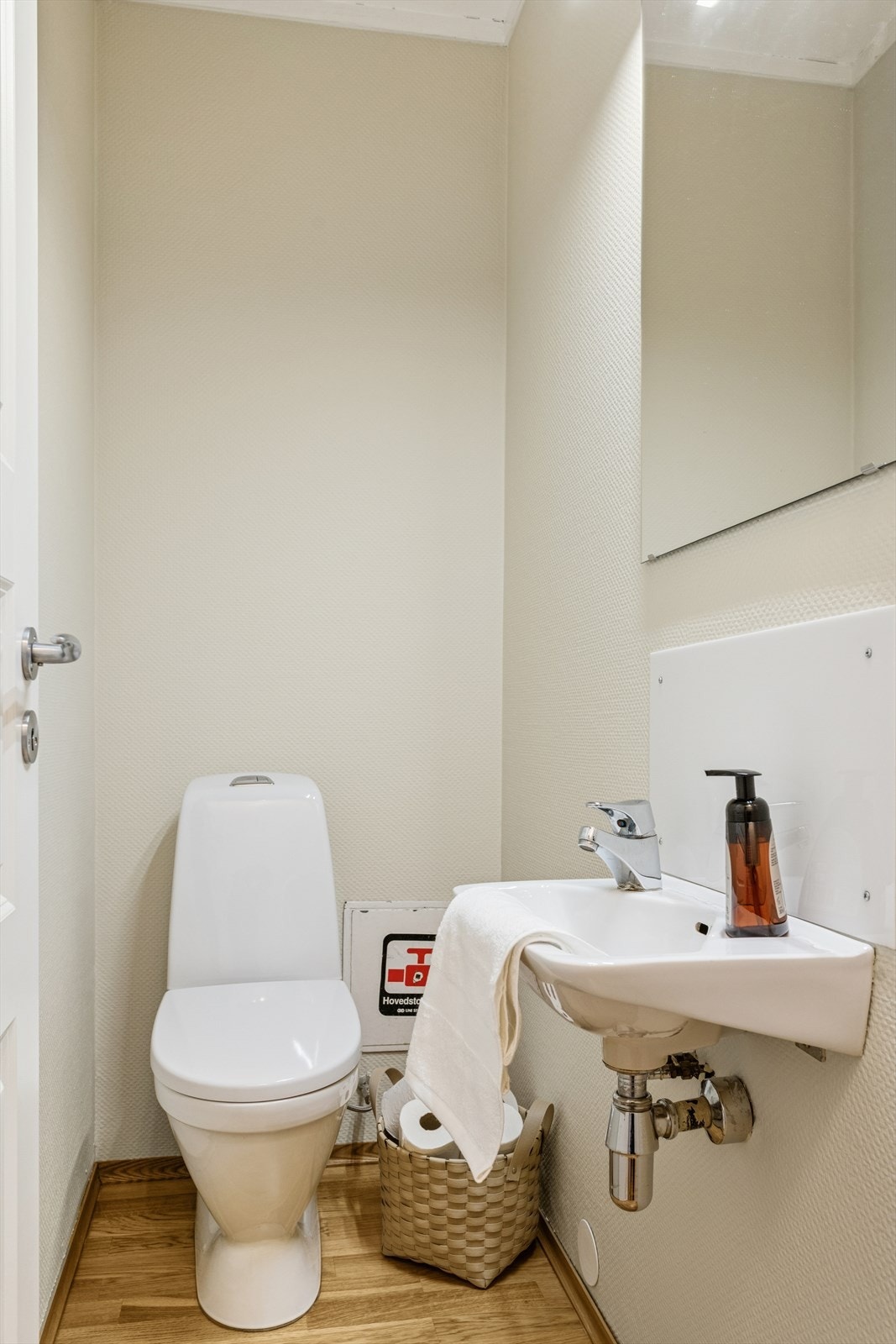 Separat toalett med servant. Galleribilde