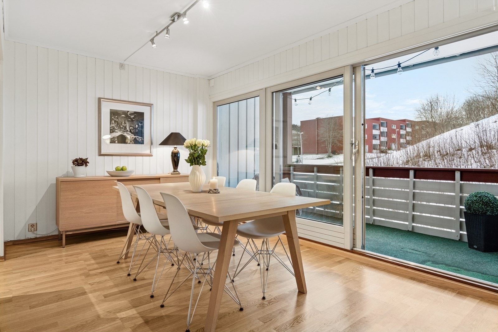 Gode vindusflater og stor terrassedør mot verandaen. Galleribilde