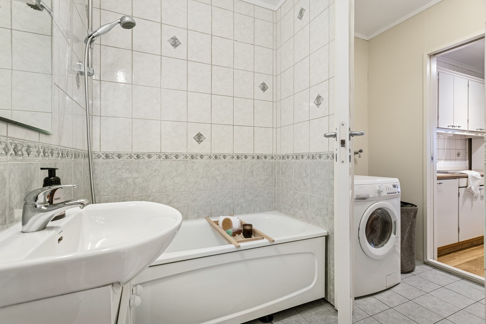 Baderom med servant og badekar med dusj. Galleribilde