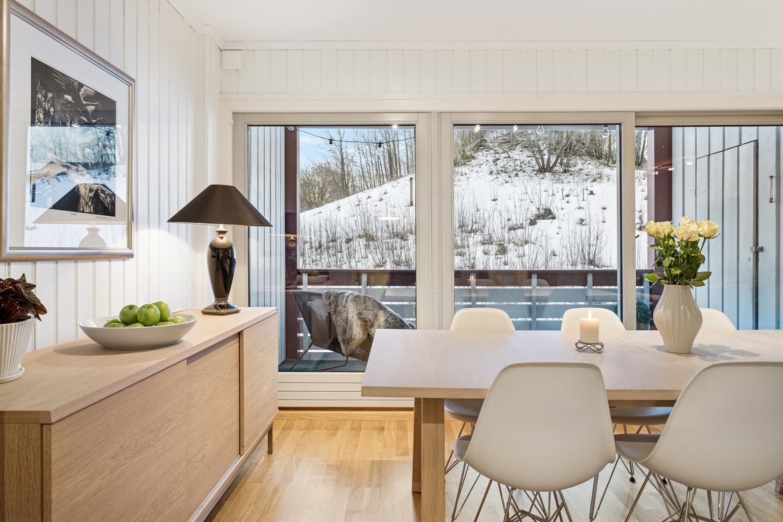 Gode vindusflater mot sør fra spisestue og stue. Galleribilde